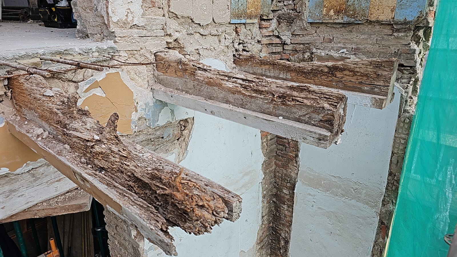 SOS Madera Rehabilitación de vigas estructurales en calle Espartero Valencia
